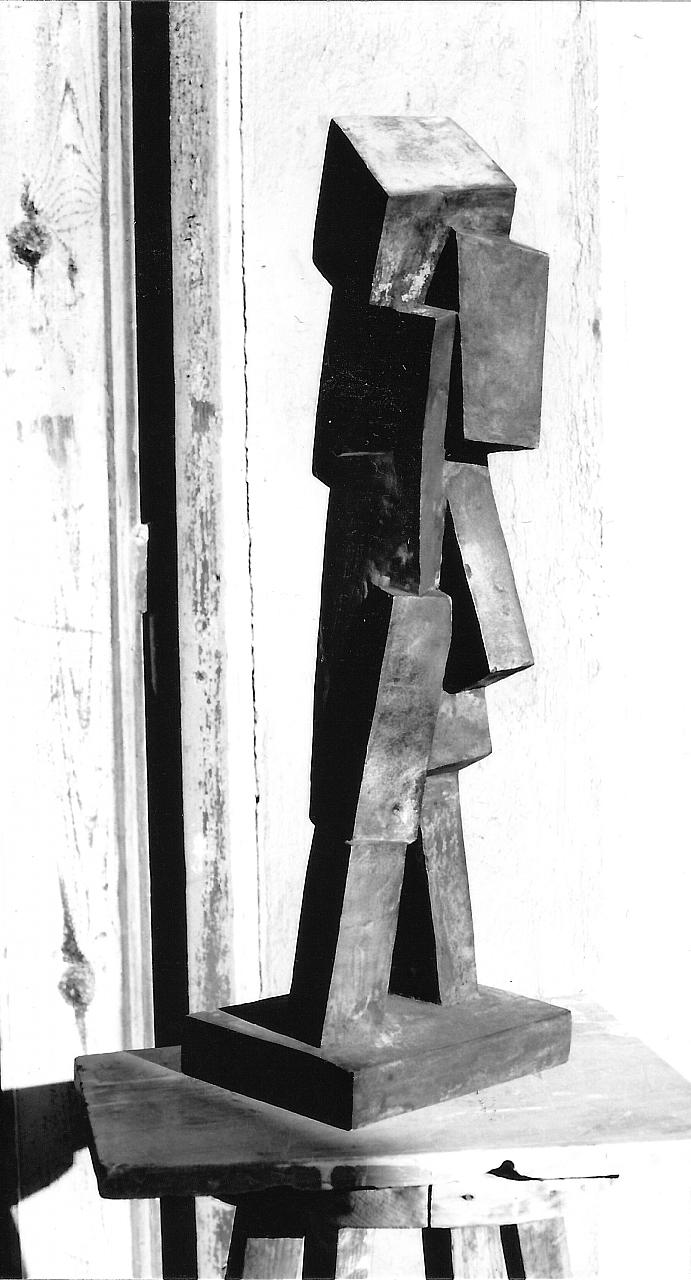 Mann mit gegrätschten Beinen Mann mit gegrätschten Beinen