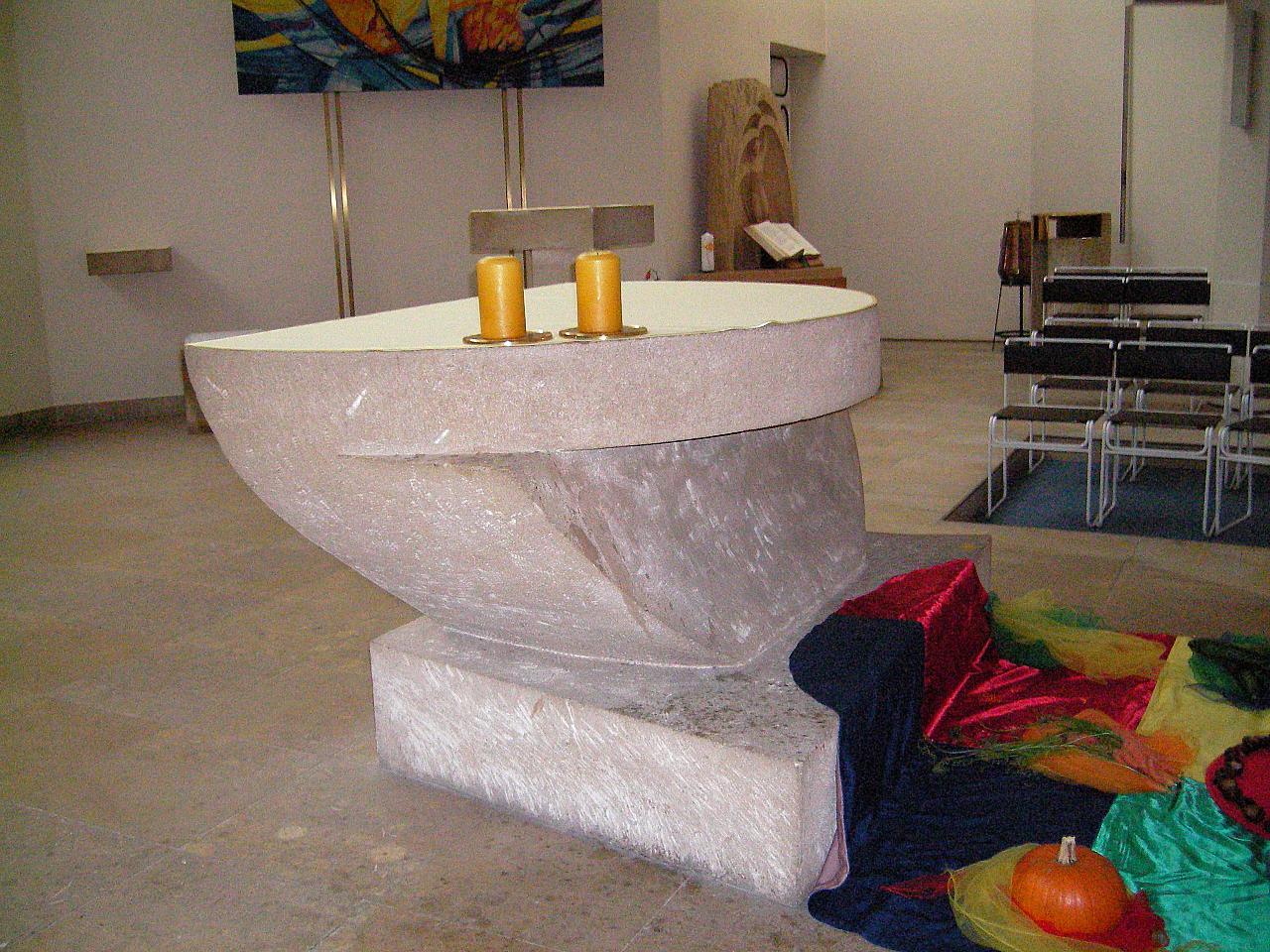 Christusstatue, Tabernakel, Taufbecken, Ambo, Kerzenständer Christusstatue, Tabernakel, Taufbecken, Ambo, Kerzenständer