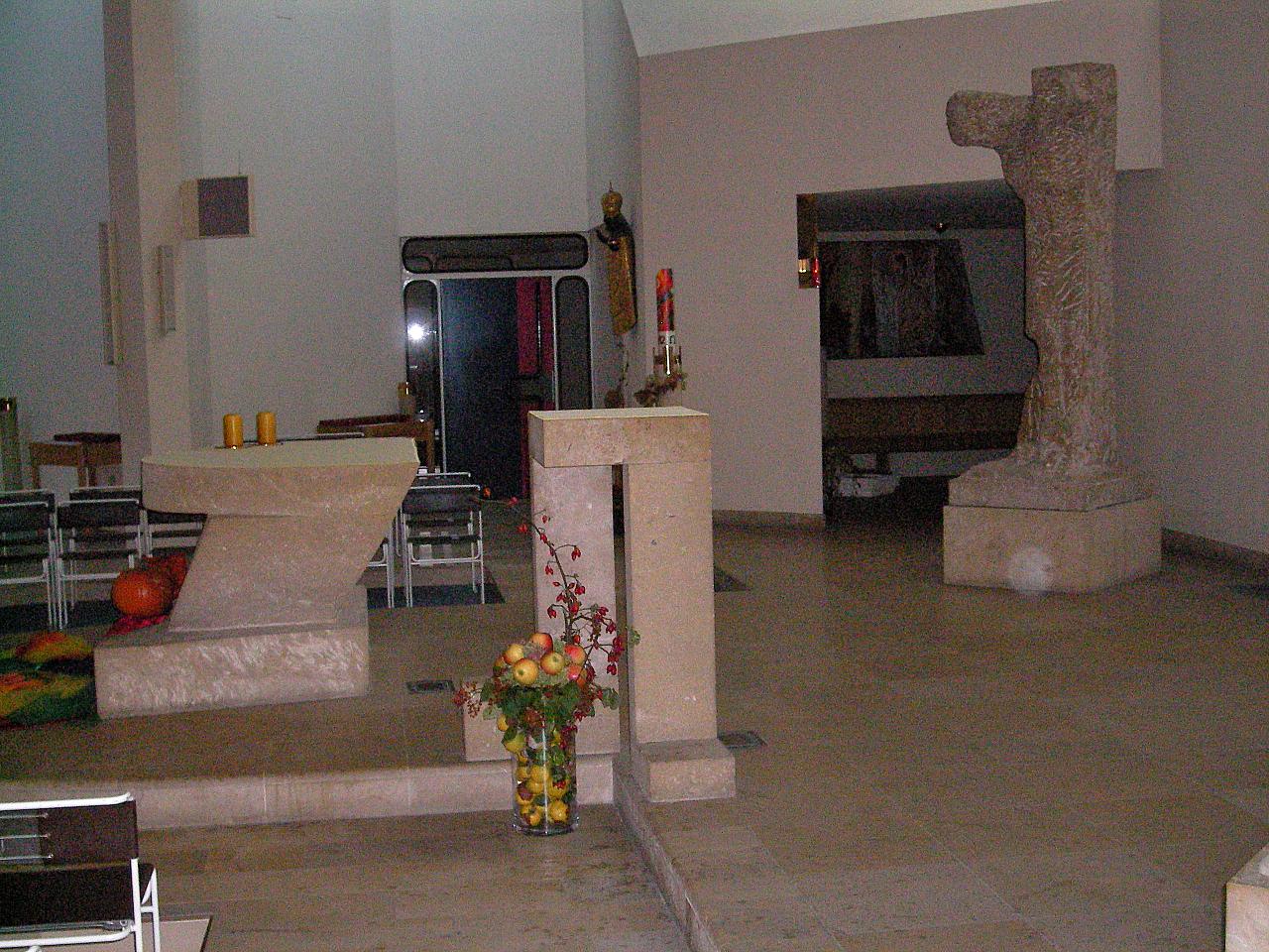 Christusstatue, Tabernakel, Taufbecken, Ambo, Kerzenständer Christusstatue, Tabernakel, Taufbecken, Ambo, Kerzenständer