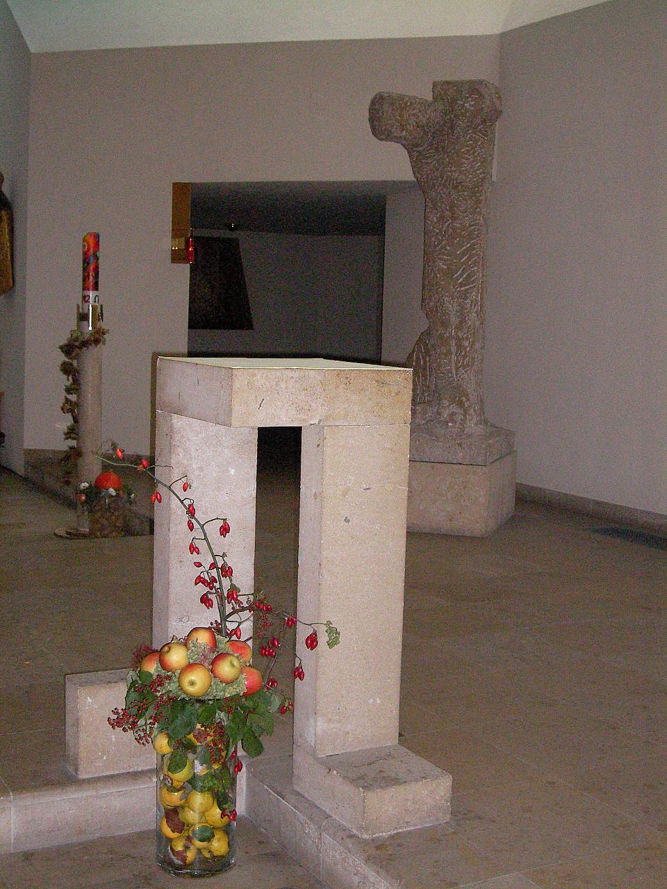 Christusstatue, Tabernakel, Taufbecken, Ambo, Kerzenständer Christusstatue, Tabernakel, Taufbecken, Ambo, Kerzenständer