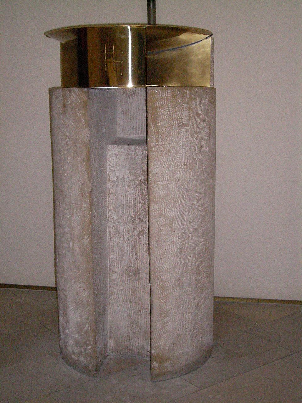 Christusstatue, Tabernakel, Taufbecken, Ambo, Kerzenständer Christusstatue, Tabernakel, Taufbecken, Ambo, Kerzenständer