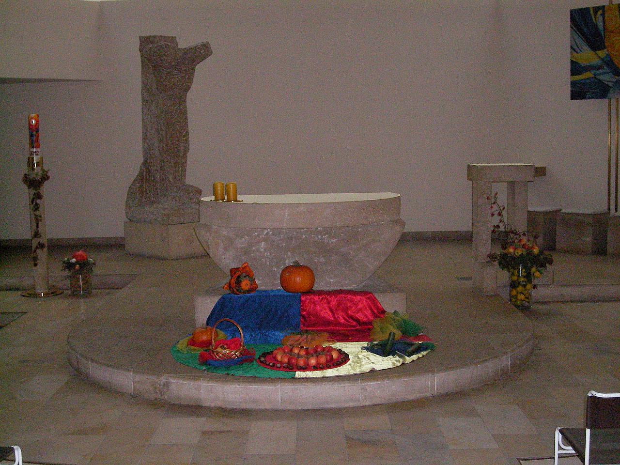 Christusstatue, Tabernakel, Taufbecken, Ambo, Kerzenständer Christusstatue, Tabernakel, Taufbecken, Ambo, Kerzenständer