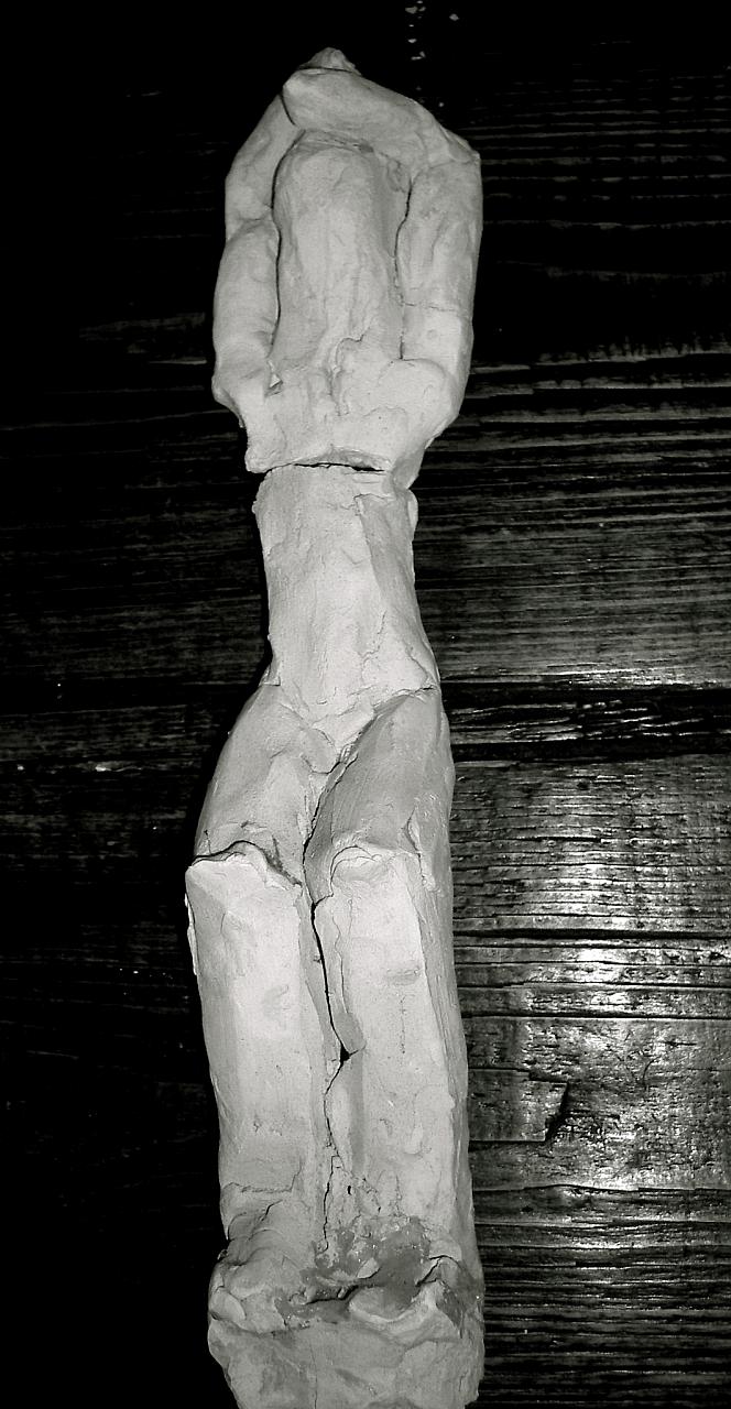 Schmale weibliche Figur mit erhobenen Armen