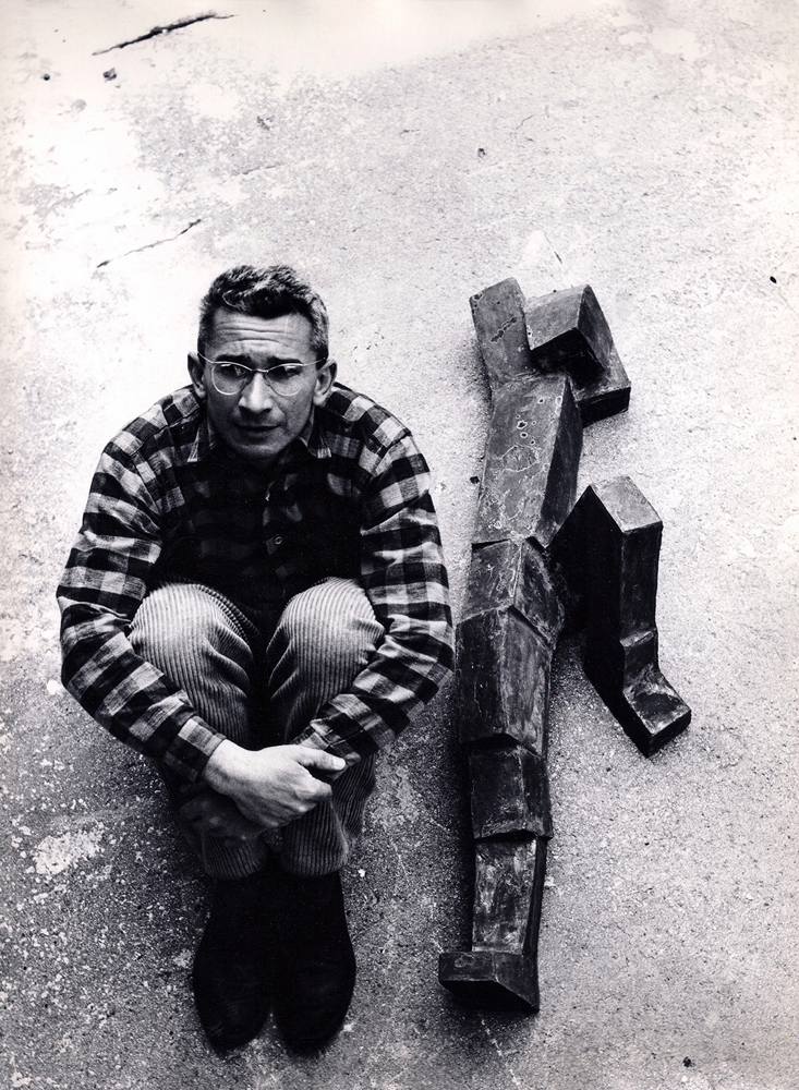 Josef Pillhofer mit der Skulptur 
Liegender Mann, 1964